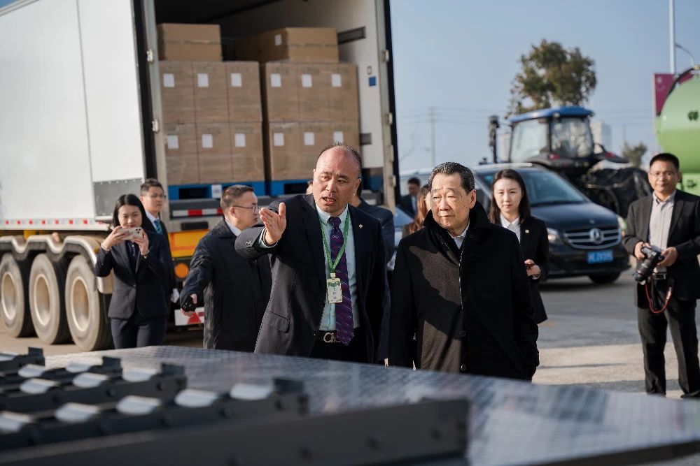 謝國民集團資深董事長（右三）視察鑫百勤專用車輛有限公司.jpg